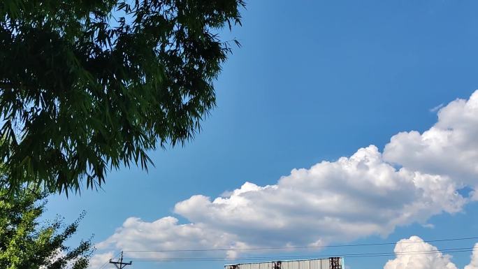 夏日蓝天白云的寂静美好时光