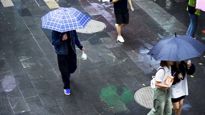 下雨走路的人升格镜头
