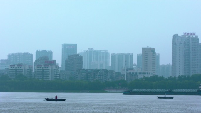 武汉长江岸边城市大厦 江面行驶的船只