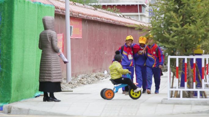 未成年人 谈笑风生 童年时光 上学放学