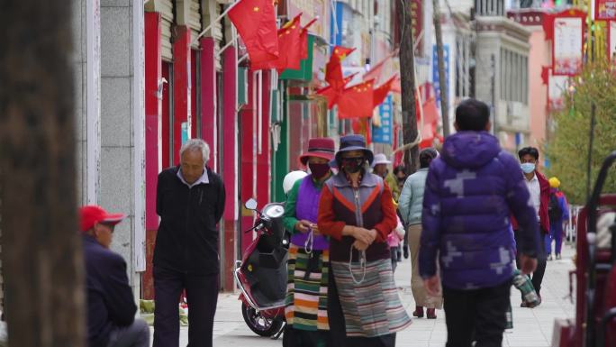 各族人民庆祝国庆 店铺门口插满国旗