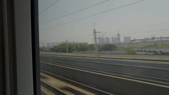 广州南站乘客高铁站旅客窗外