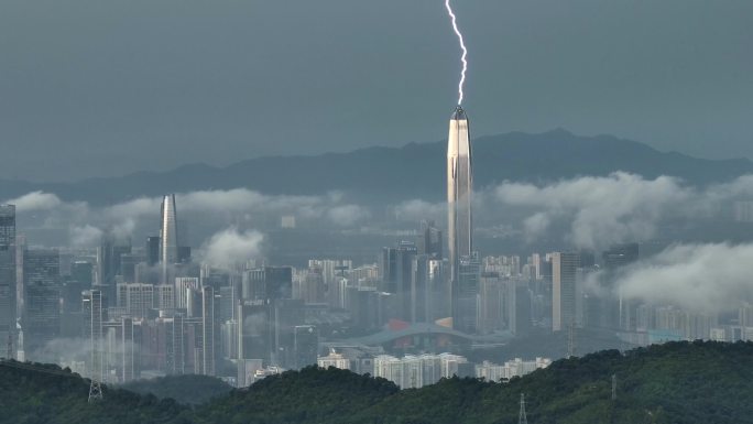 闪电击中深圳平安金融中心大厦