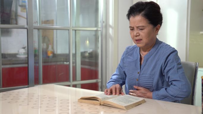 中老年女人眼花眼干眼涩看东西模糊