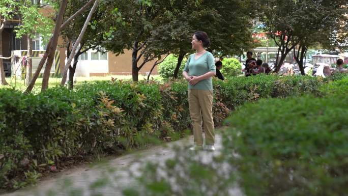 中老年女人退休生活锻炼活动