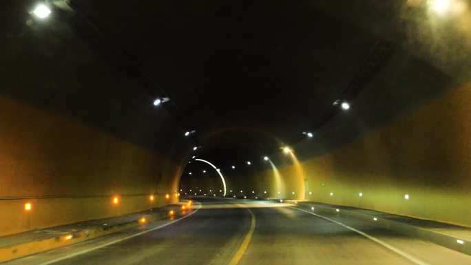开车过隧道