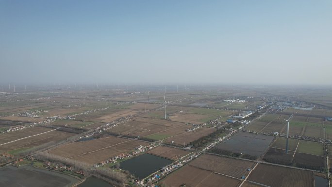 秋日农村农田与风力发电风景