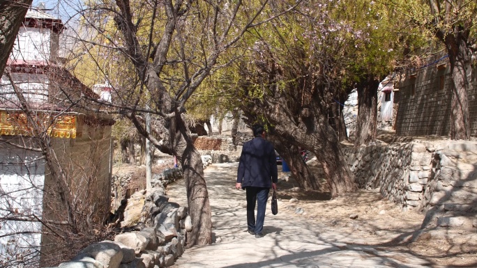 村落 大山 山区 山村 路上 行进脱贫脱