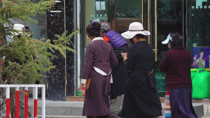 户外 生活方式 西藏步行西藏城市经济恢复