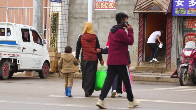 妈妈牵着小男孩 儿童节 藏族母亲藏族妈妈