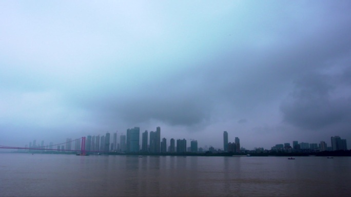 武汉鹦鹉洲大桥长江江面行船城市背景阴天