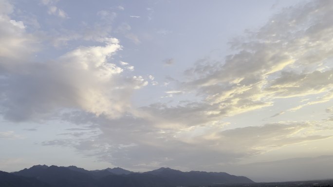 雨后的秦岭山脉和黄色的小麦