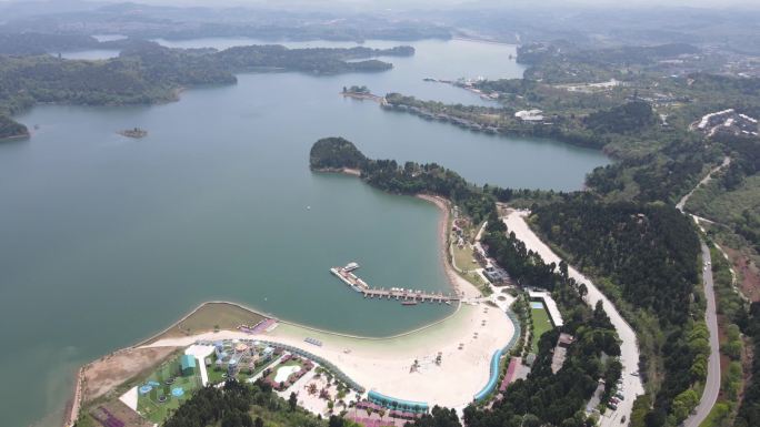 俯瞰度假区人工沙滩山峦湖泊后飞