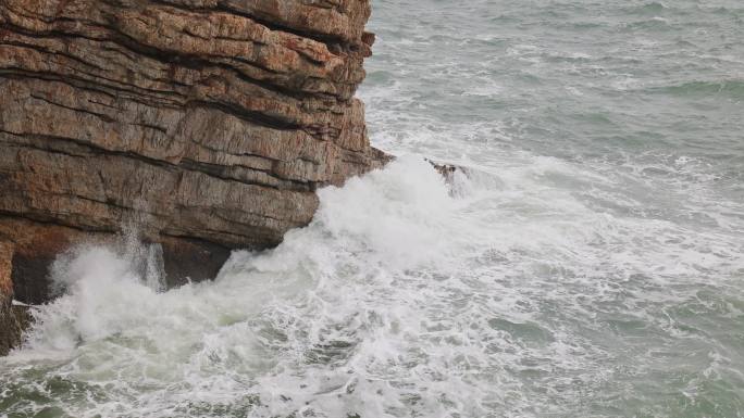 海水拍打岩石