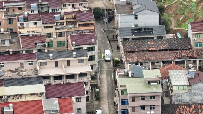 航拍浙江急救医院120救护车山村抢救病人