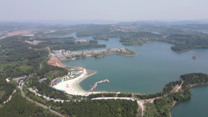 度假区人工沙滩山峦湖泊前飞