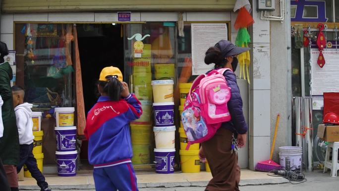 妈妈送小孩上学 西藏小孩上学藏族小孩上学