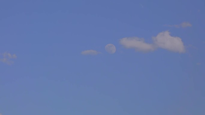 4K原创蓝天白云天空月亮升起素材