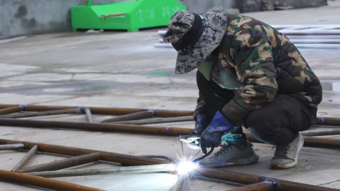 农民工 电焊工 焊接大棚 焊接钢架