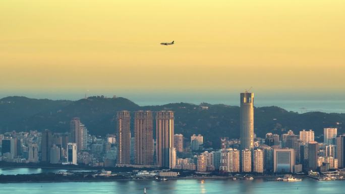 民航飞机从厦门城市掠过