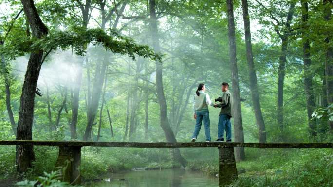 户外生活 情侣森林游玩 情侣旅游玩水拍照