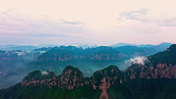 航拍风景秀丽仙境般的五指山峰