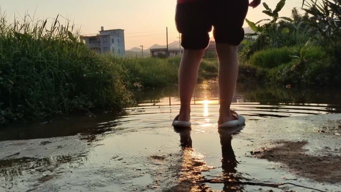 落日余晖河边女孩剪影早晨晨曦乡村唯美景色