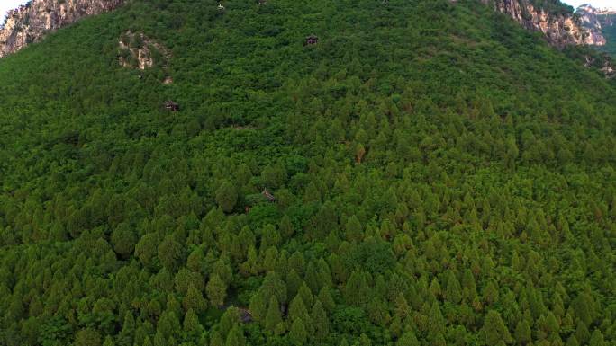 航拍依山而建的古庙娲皇宫