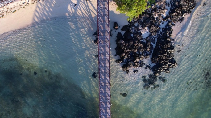 【4K可商用俯拍毛里求斯沙滩黑岩石观光桥
