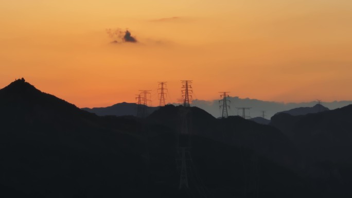 黄昏夕阳山顶电塔电力设备航拍剪影
