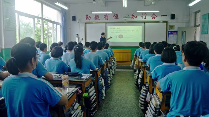 在教室上物理课的高中学生