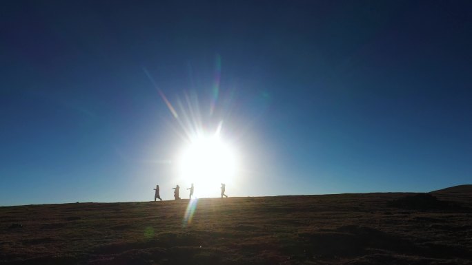 三两好友一起玩 太阳日光夕阳排队大步向前