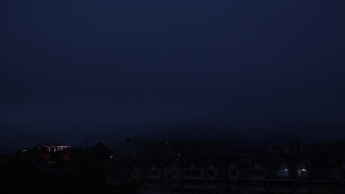 4k延时拍摄市区上空的云与雾