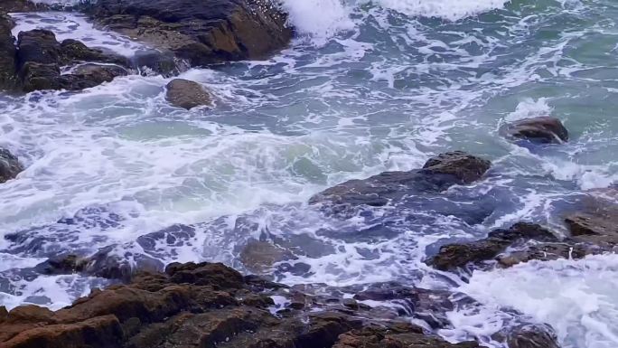 阴天海浪拍打礁石视频