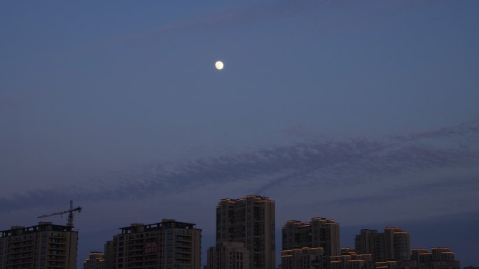 威海西海岸楼盘上空的明月光