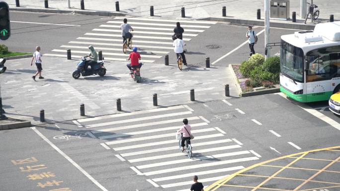 武汉循礼门十字路口马路斑马线人群人流车流