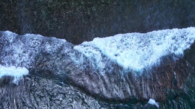 【4K可商用俯拍壮观大气翻滚大海海浪浪花