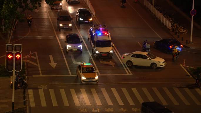 武汉循礼门十字路口城市红绿灯马路人流夜景