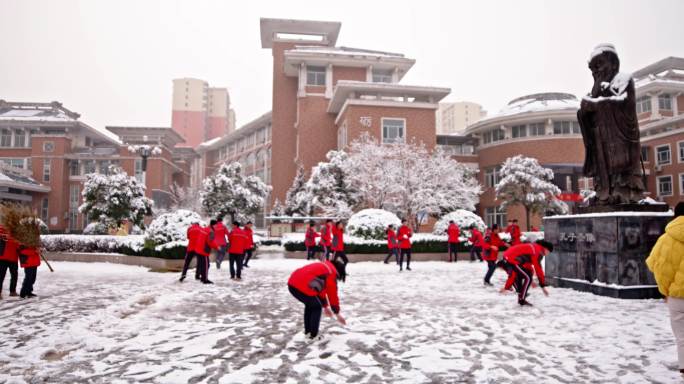 冬天在校园打雪仗的初高中学生