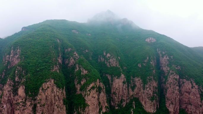 航拍陡峭笔直的山峰