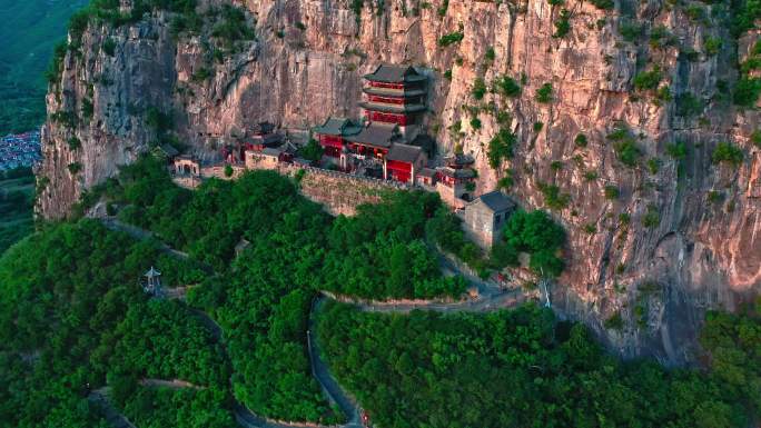 航拍建在半山腰的古代寺庙娲皇宫