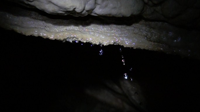 洞穴流水水滴