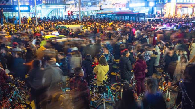 成都街头夜晚拥挤人潮