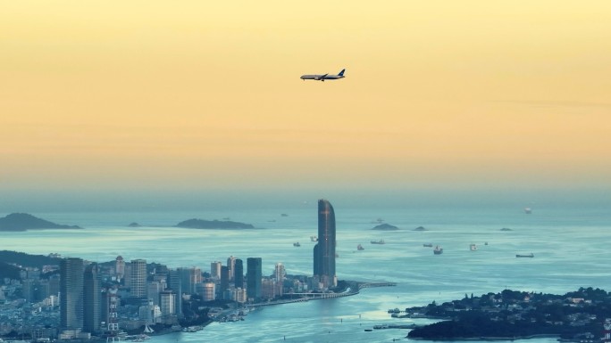 民航飞机从厦门城市掠过