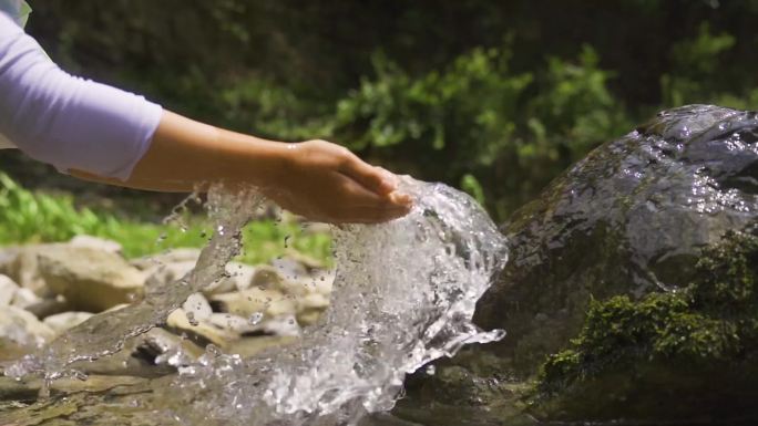 双手捧水泼水节 水花水滴滴落