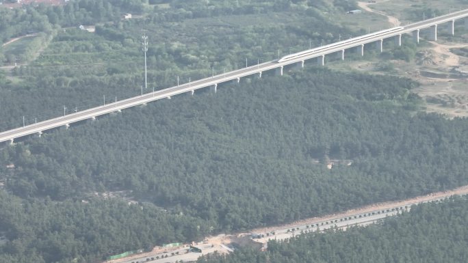 航拍复兴号高铁穿越威海张村烟墩山隧道