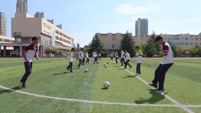 中学生足球课足球训练射门