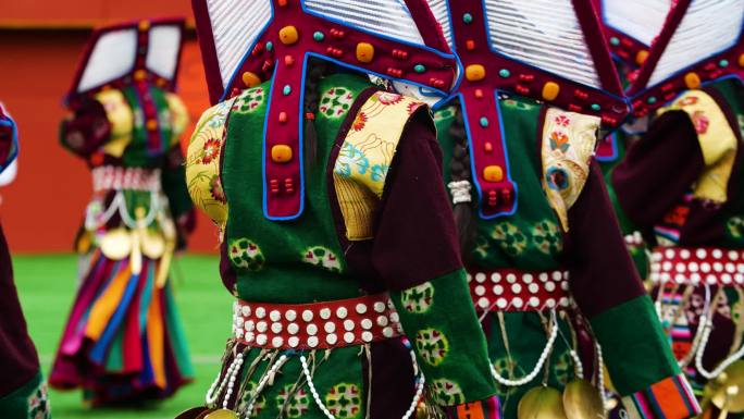 藏族民族服装饰品 载歌载舞