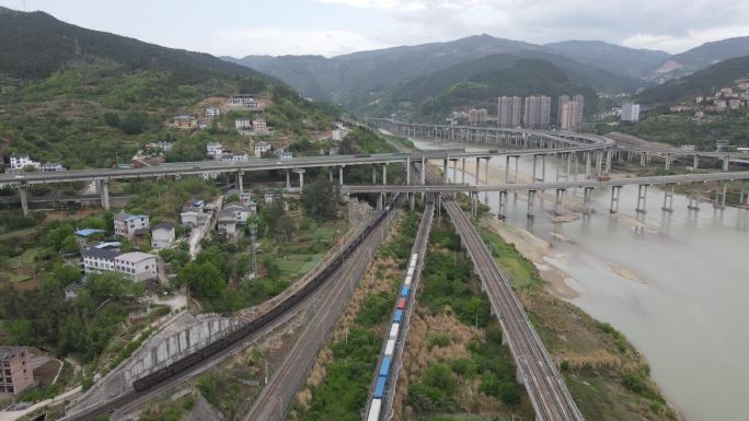 河流山体建筑轨道交通火车上升远山