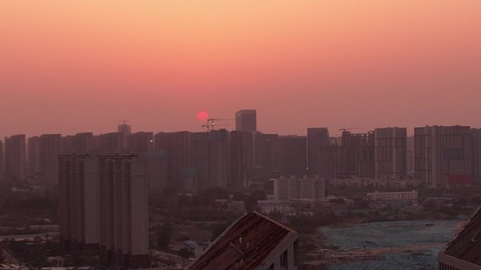 黄昏城市高楼建筑工地上升